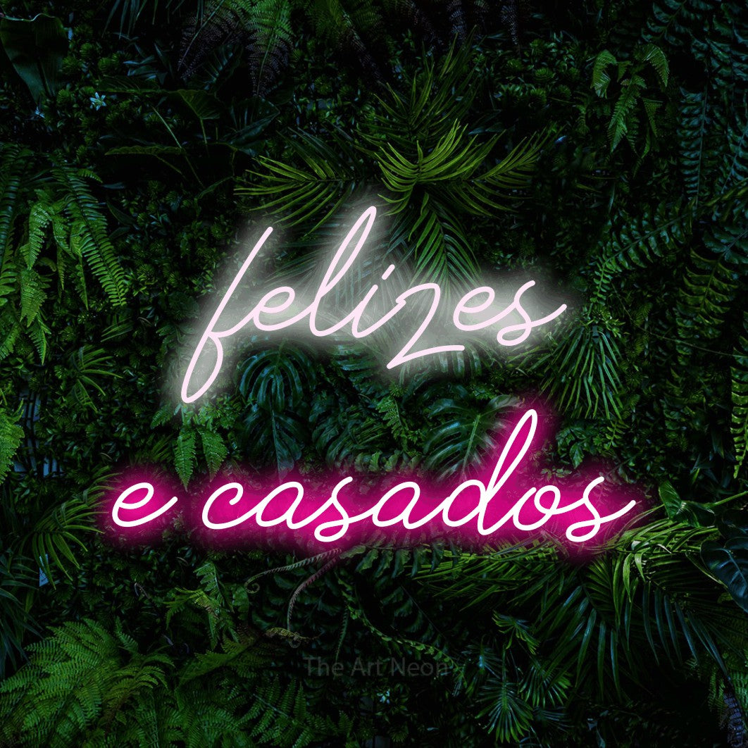 LED neon sign reading “felizes e casados”, arranged in 2 lines.