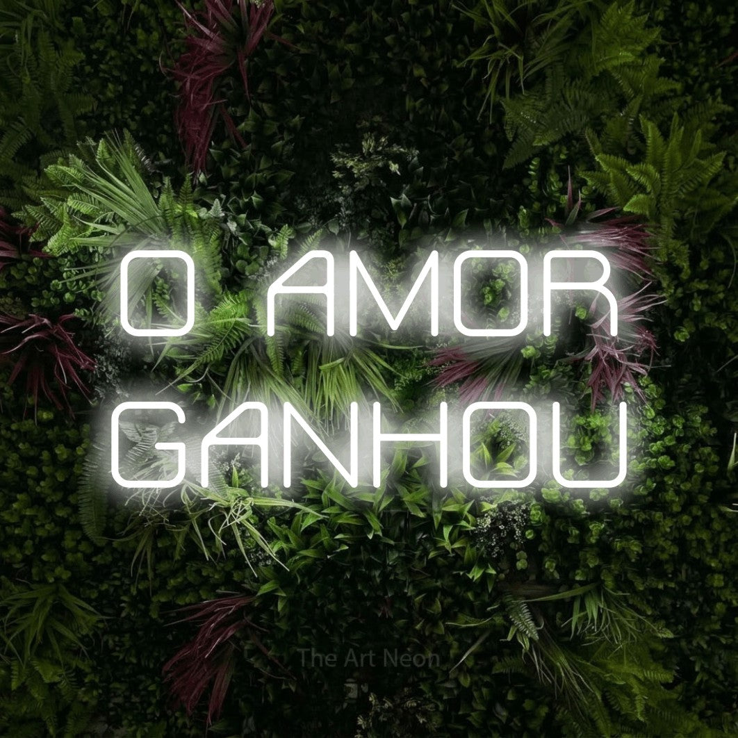 LED neon sign reading “O AMOR GANHOU”, arranged in 2 lines.