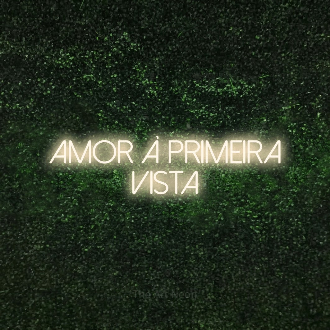 LED neon sign reading “amor à PRIMEIRA vista”, arranged in 2 lines.