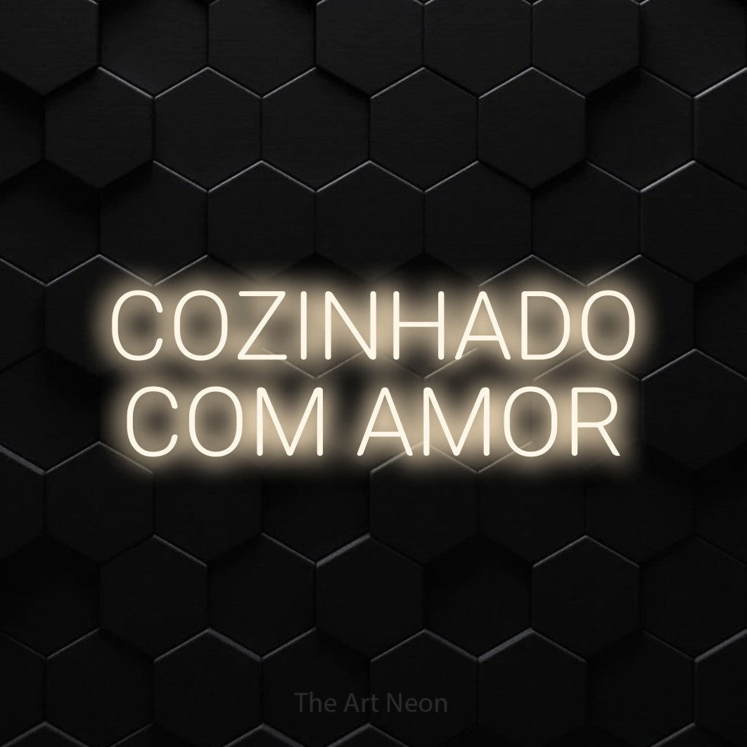 LED neon sign reading “COZINHADO COM AMOR”, arranged in 2 lines.