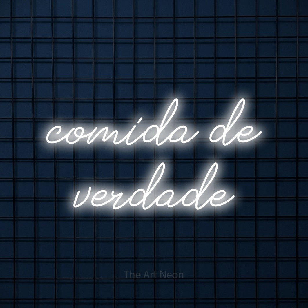 LED neon sign reading “comida de verdade”, arranged in 2 lines.
