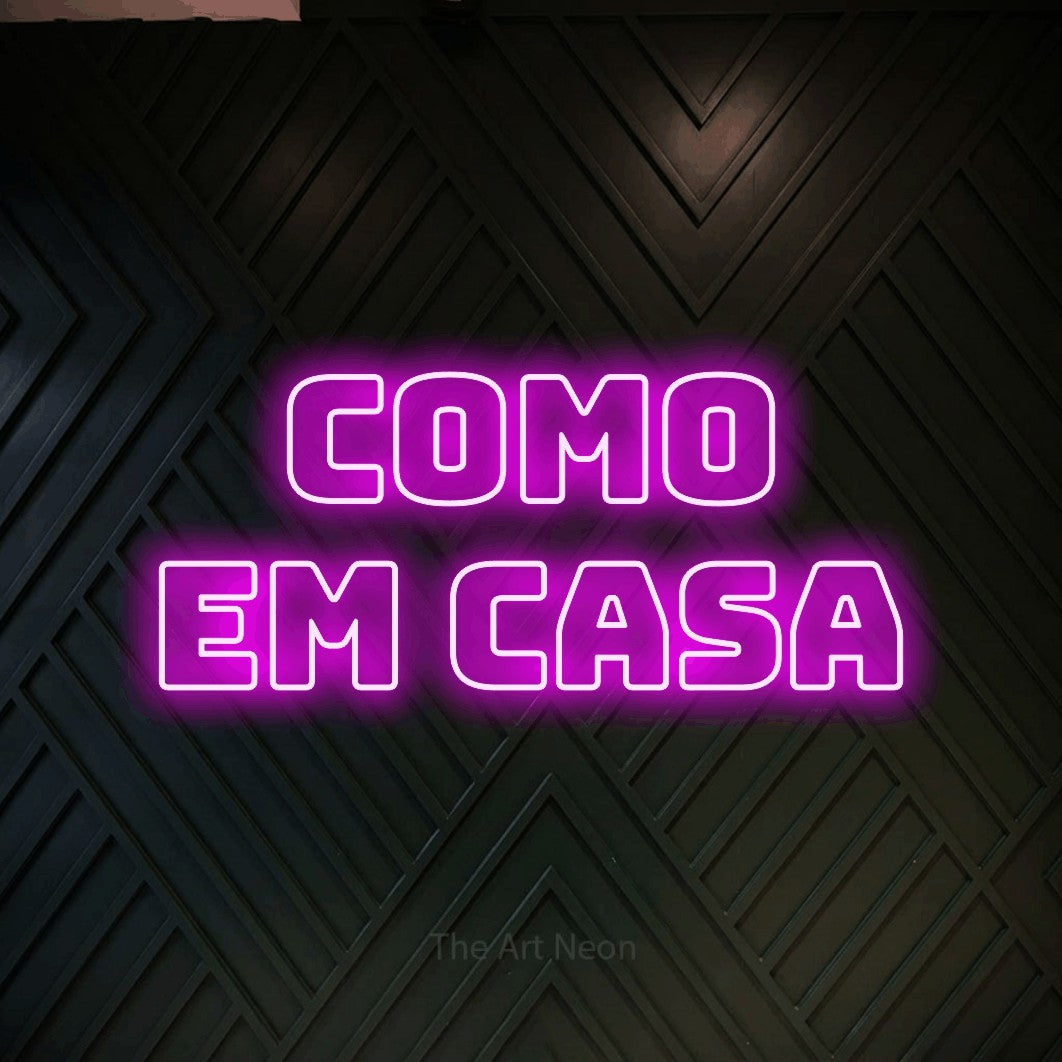 LED neon sign reading “COMO EM CASA”, arranged in 2 lines.