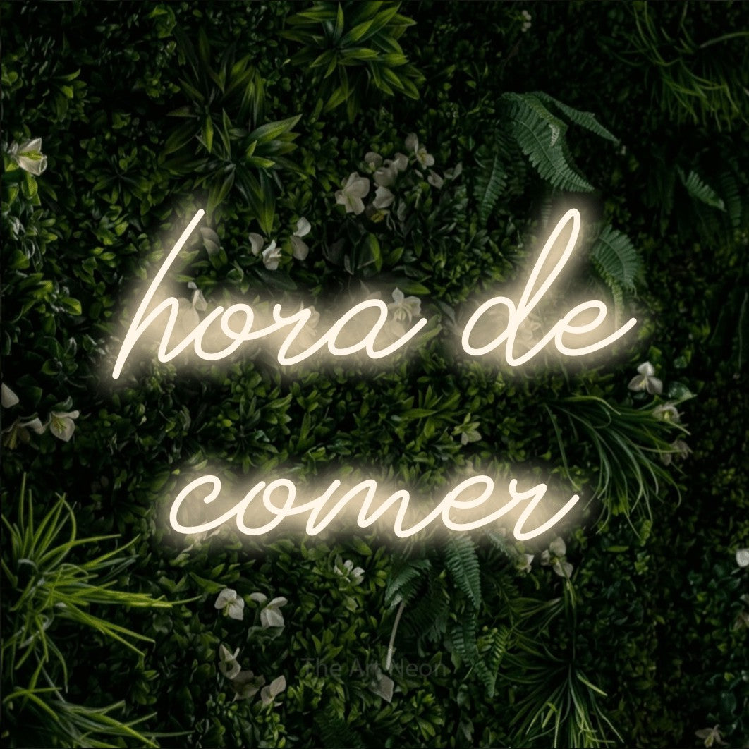 LED neon sign reading “hora de comer”, arranged in 2 lines.