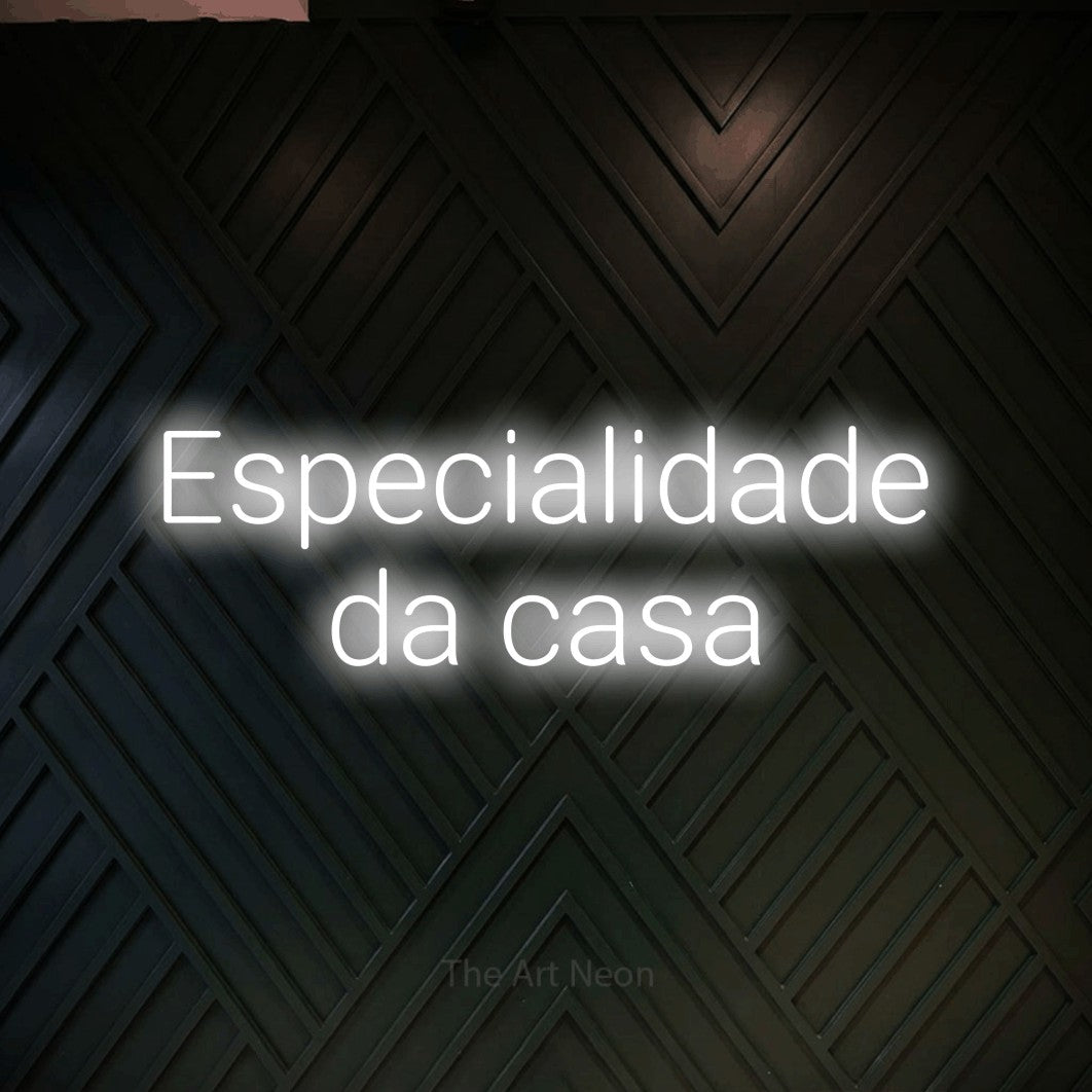 LED neon sign reading “Especialidade da casa”, arranged in 2 lines.