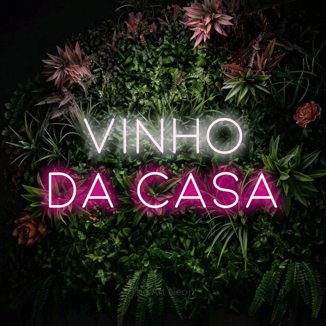 LED neon sign reading “VINHO DA CASA”, arranged in 2 lines.