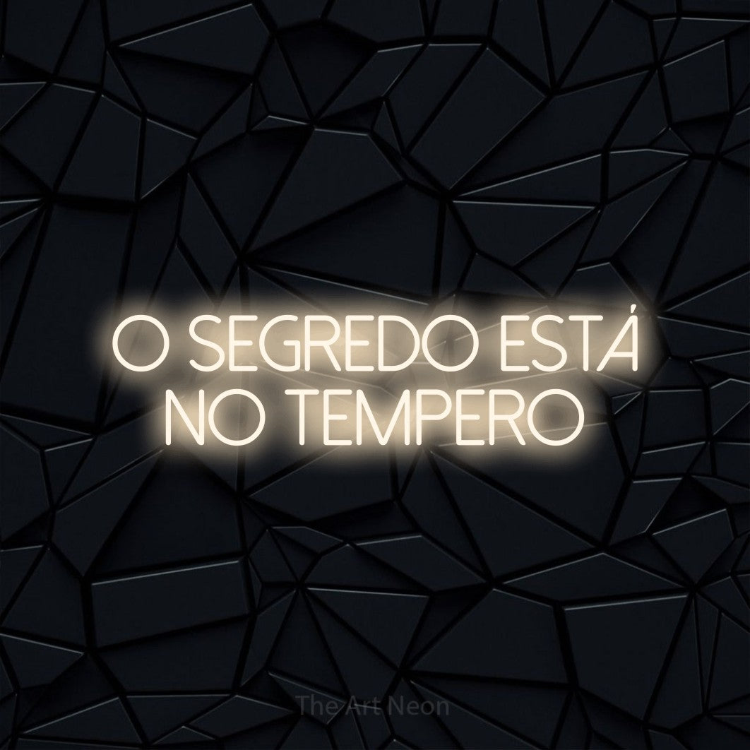 LED neon sign reading “O SEGREDO ESTÁ NO TEMPERO”, arranged in 2 lines.