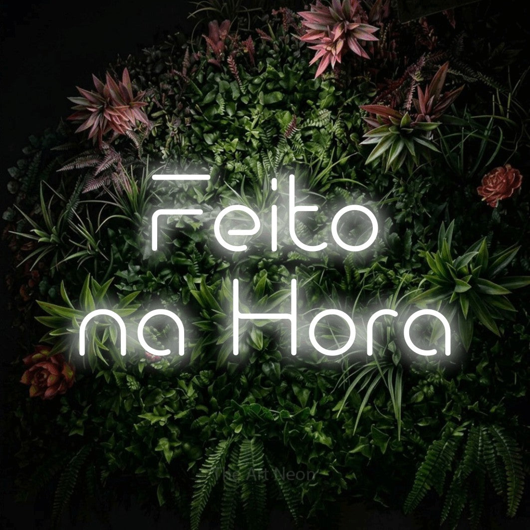 LED neon sign reading “Feito na Hora”, arranged in 2 lines.
