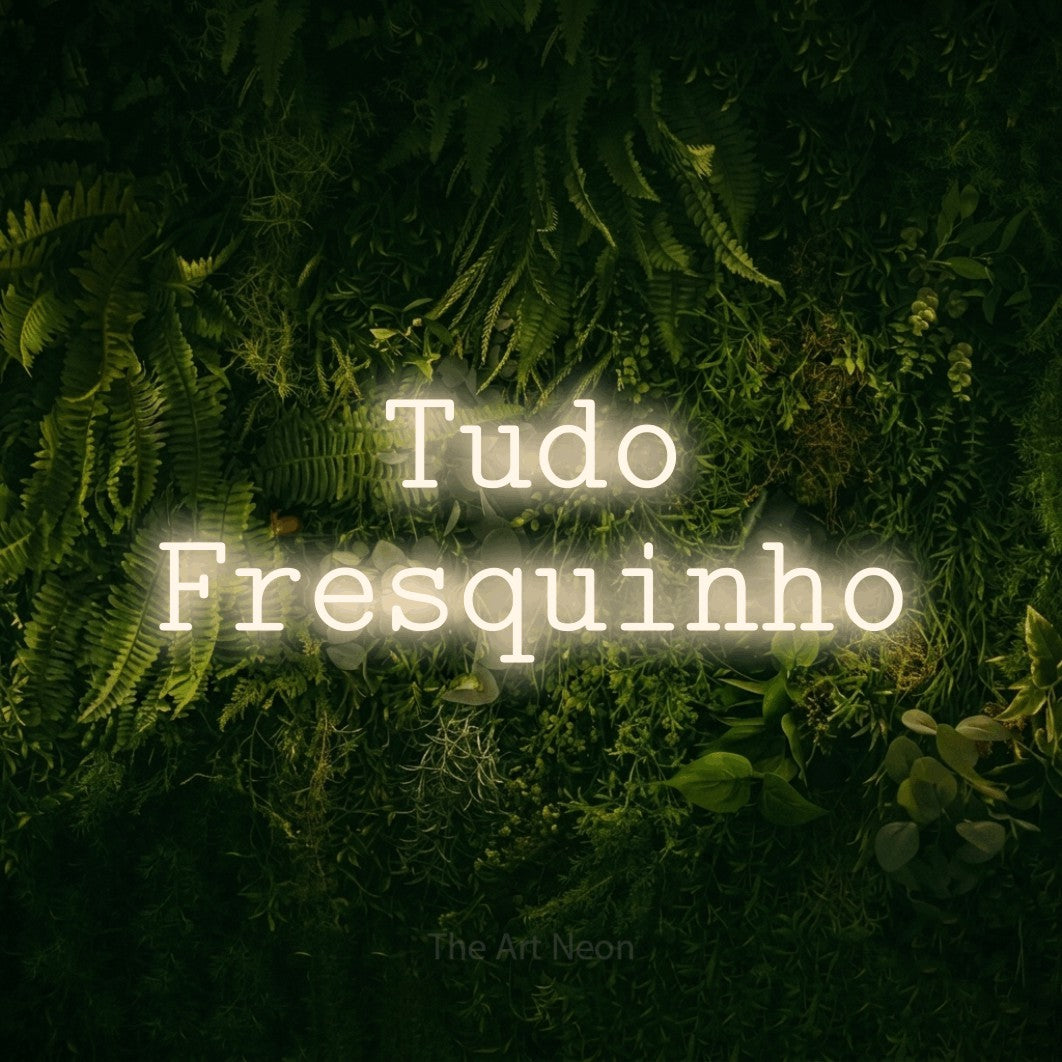 LED neon sign reading “Tudo Fresquinho”, arranged in 2 lines.