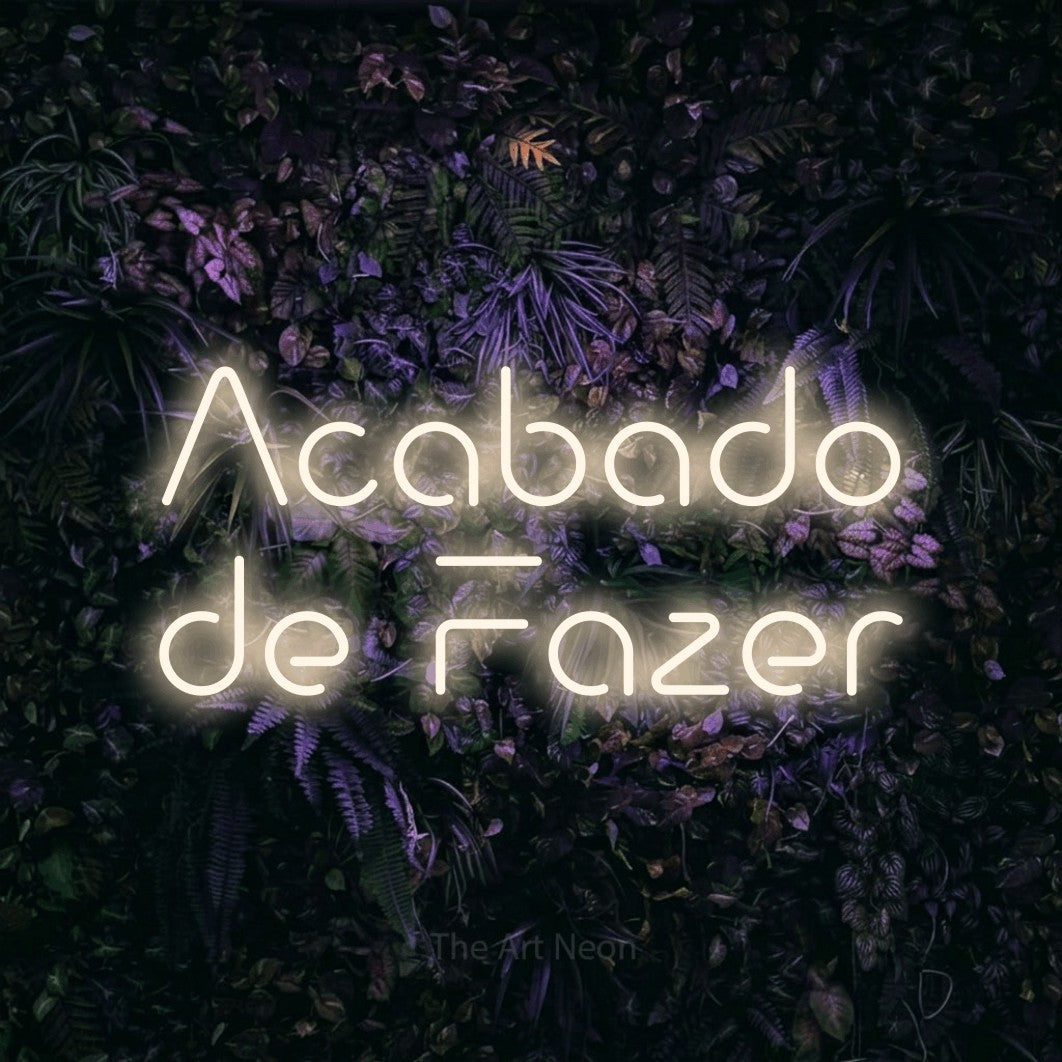 LED neon sign reading “Acabado de Fazer”, arranged in 2 lines.