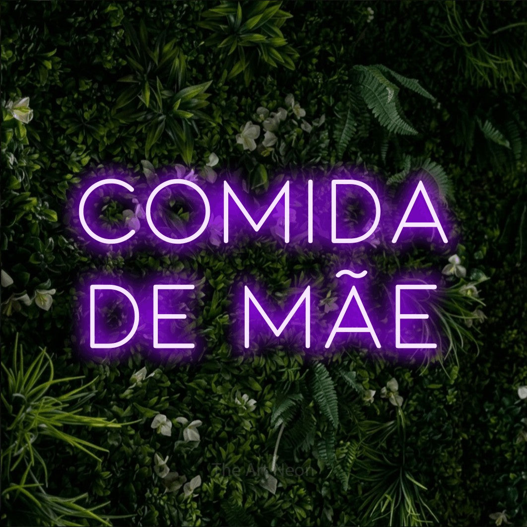 LED neon sign reading “comida de mãe”, arranged in 2 lines.
