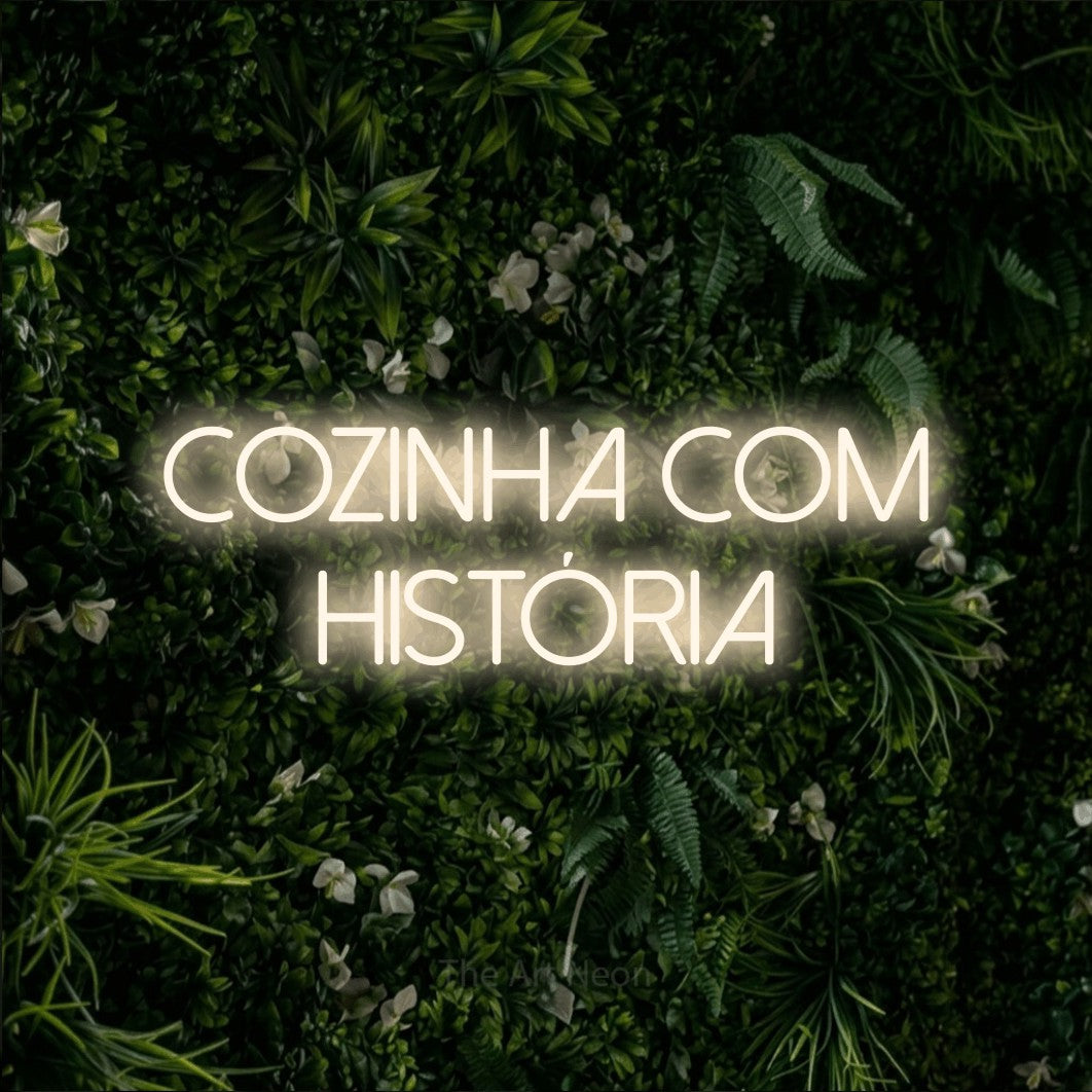 LED neon sign reading “cozinha com história”, arranged in 2 lines.