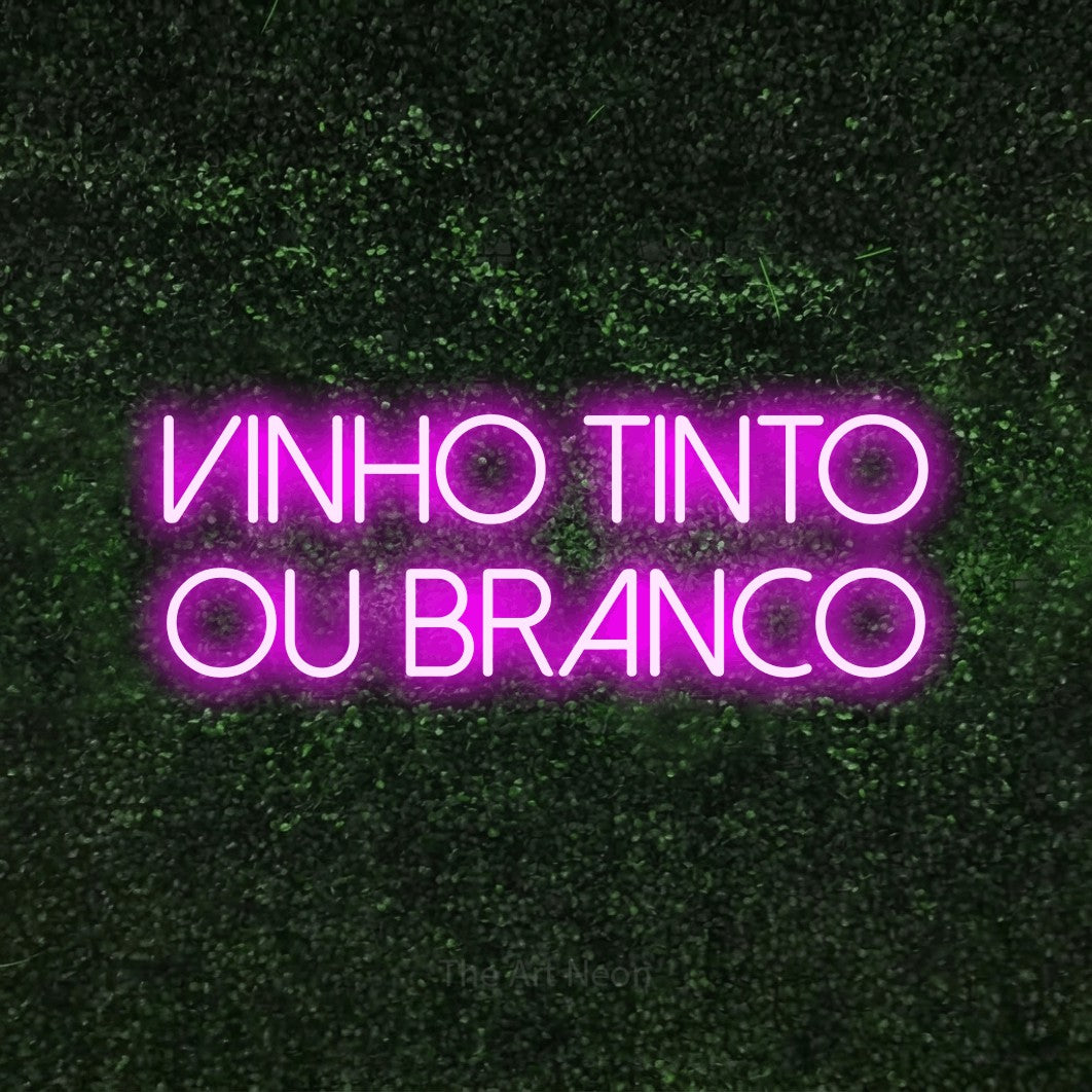 LED neon sign reading “Vinho Tinto ou Branco”, arranged in 2 lines.