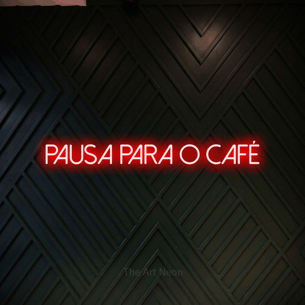 LED neon sign reading “Pausa para o Café”, arranged in a single line.
