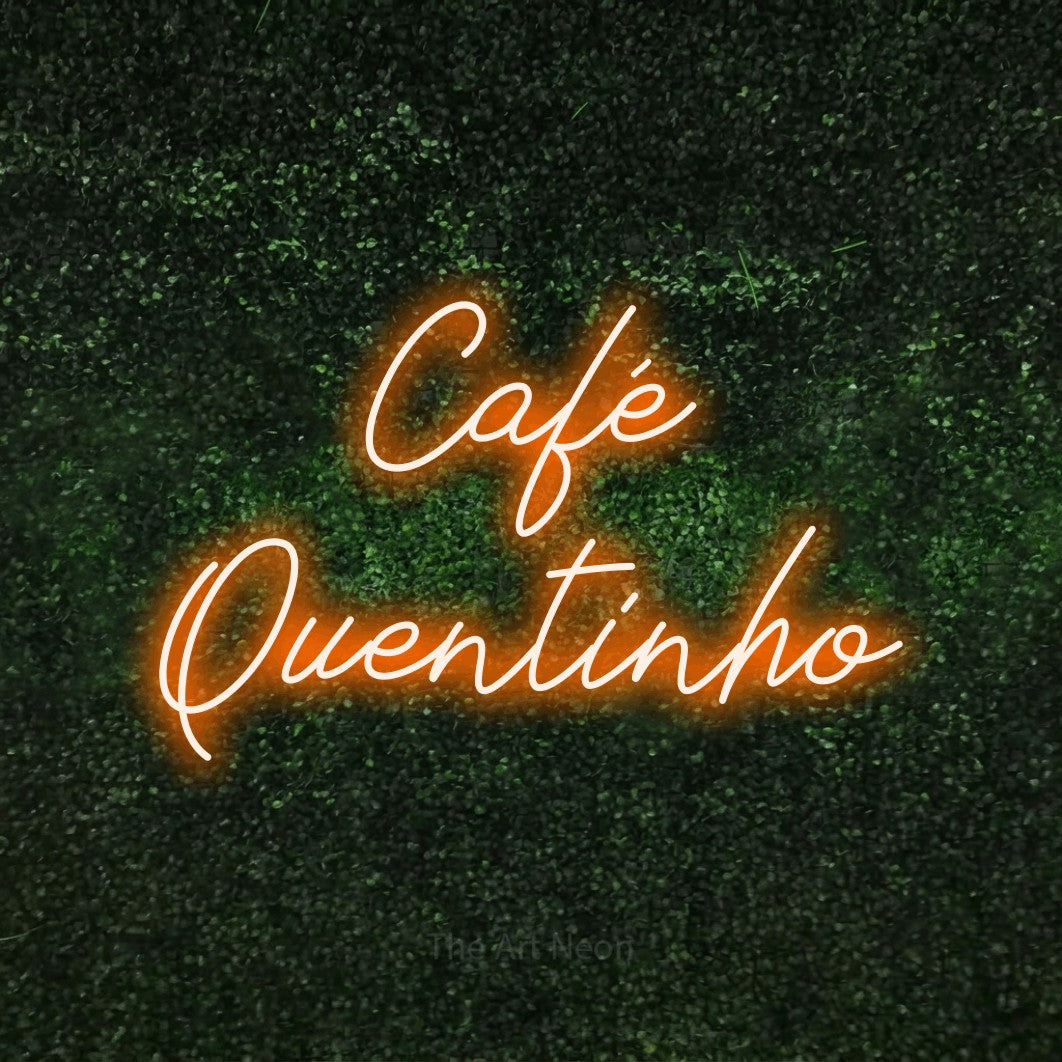 LED neon sign reading “Café Quentinho”, arranged in 2 lines.