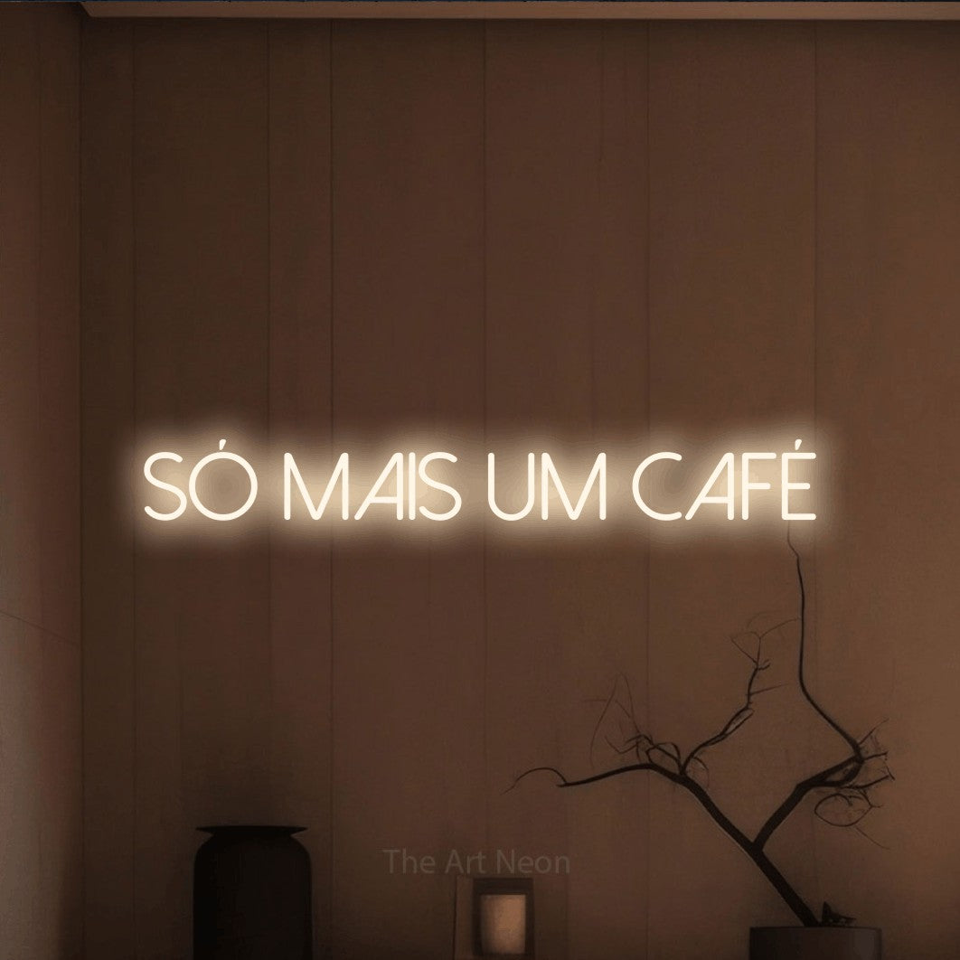 LED neon sign reading “SÓ MAIS UM CAFÉ”, arranged in a single line.
