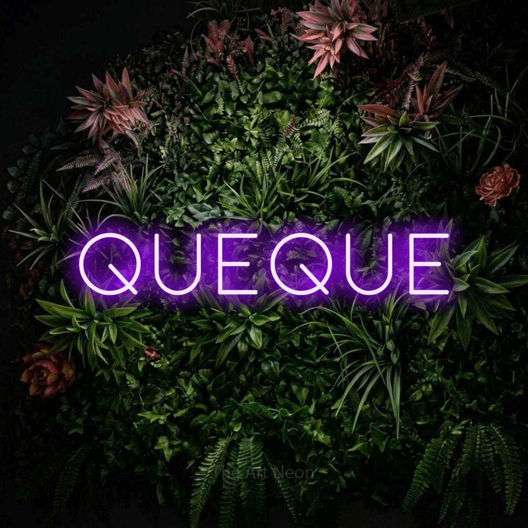 LED neon sign reading “Queque”, arranged in a single line.