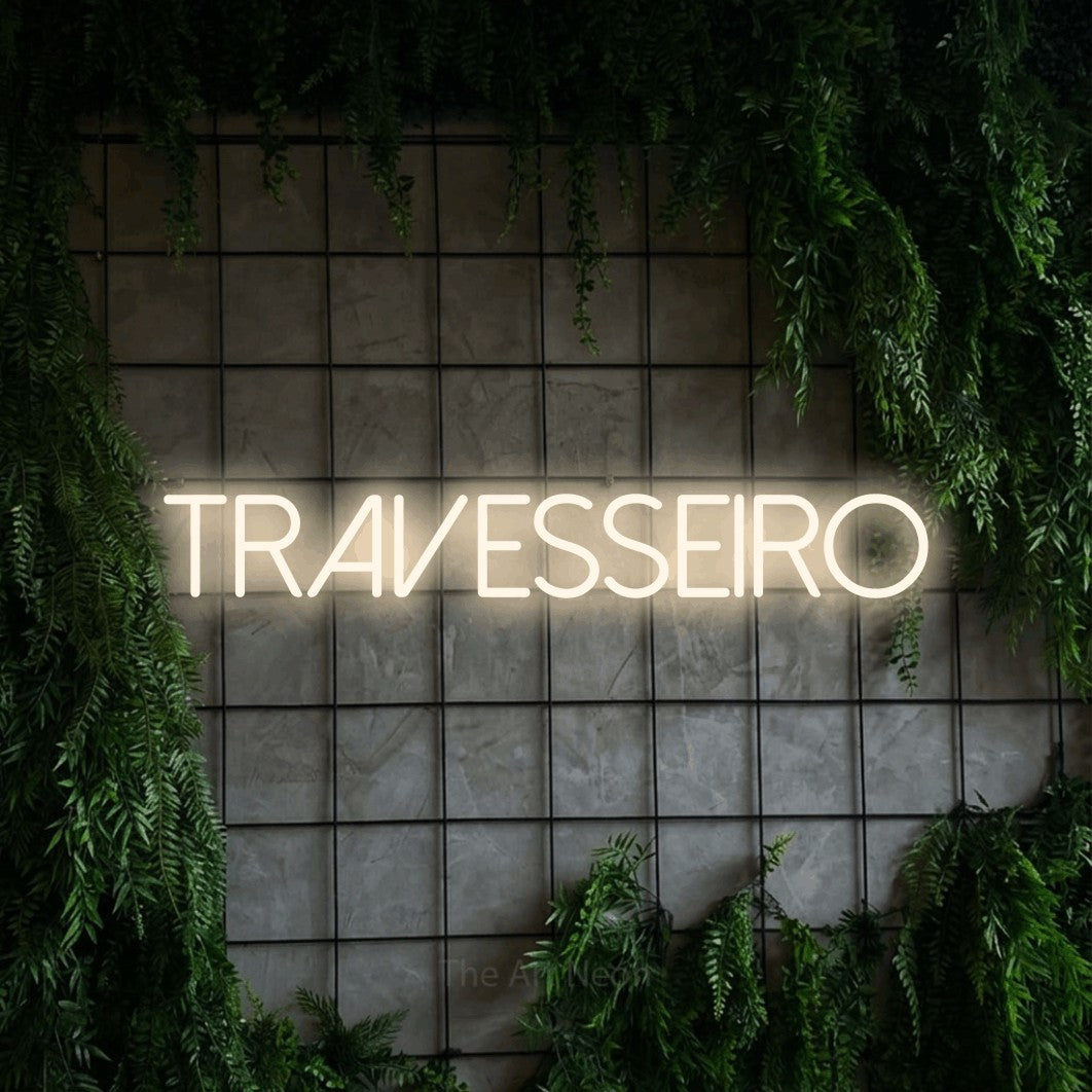 LED neon sign reading “travesseiro”, arranged in a single line.