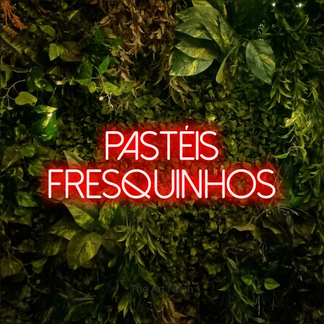 LED neon sign reading “pastéis FRESQUINHOS”, arranged in 2 lines.