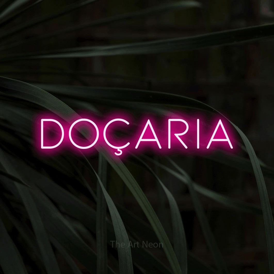 LED neon sign reading “DOÇARIA”, arranged in a single line.
