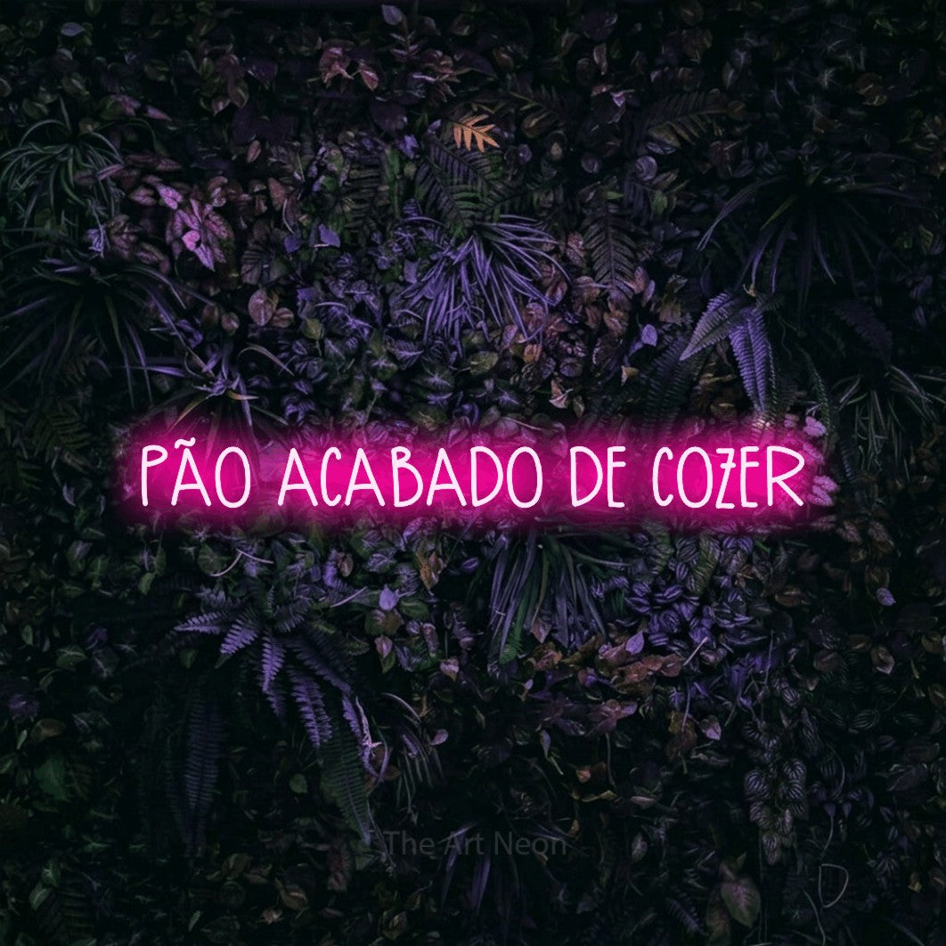 LED neon sign reading “PÃO ACABADO DE COZER”, arranged in a single line.
