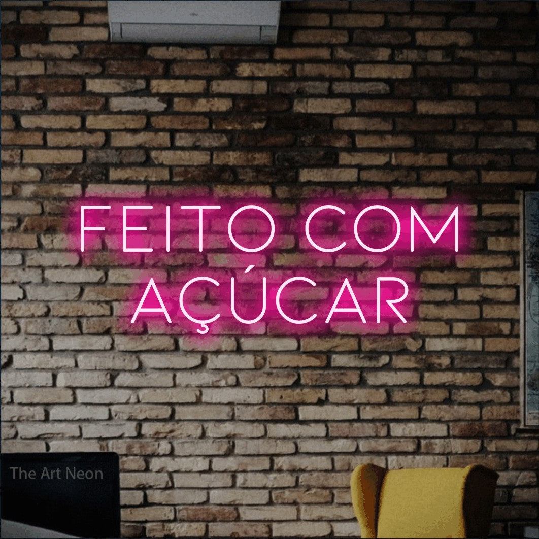 LED neon sign reading “feito com açúcar”, arranged in 2 lines.