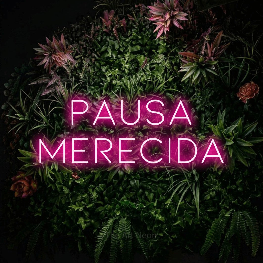 LED neon sign reading “Pausa merecida”, arranged in 2 lines.