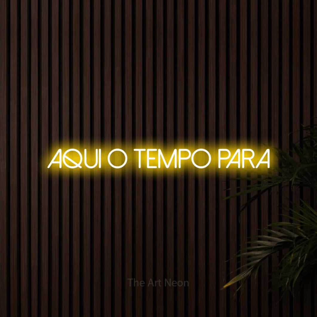 LED neon sign reading “aqui o tempo para”, arranged in a single line.