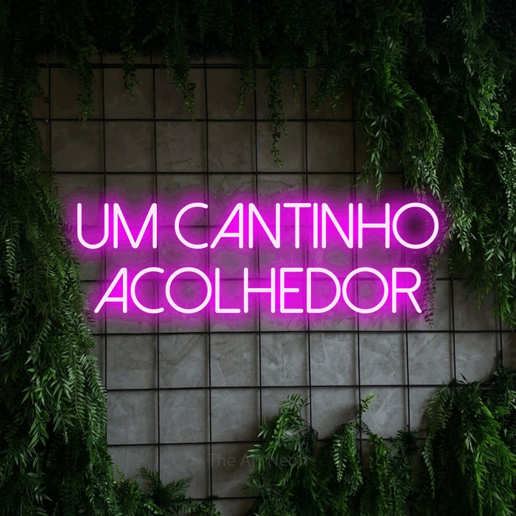 LED neon sign reading “Um Cantinho Acolhedor”, arranged in 2 lines.