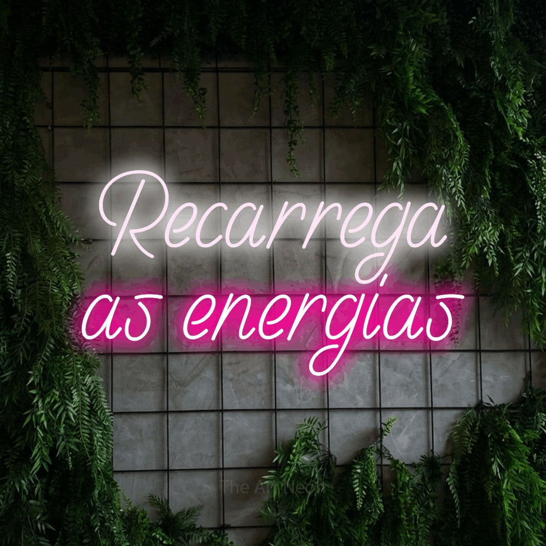 LED neon sign reading “Recarrega as energias”, arranged in 2 lines.