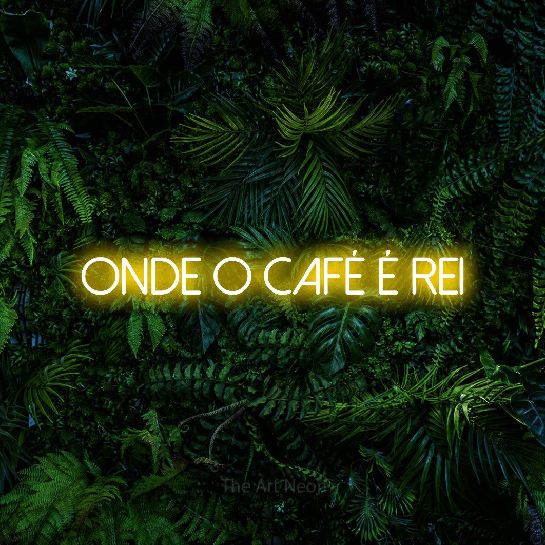 LED neon sign reading “ONDE O CAFÉ É REI”, arranged in a single line.