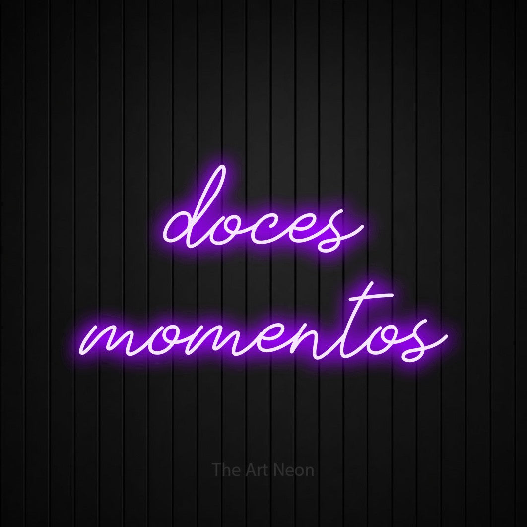 LED neon sign reading “doces momentos”, arranged in 2 lines.