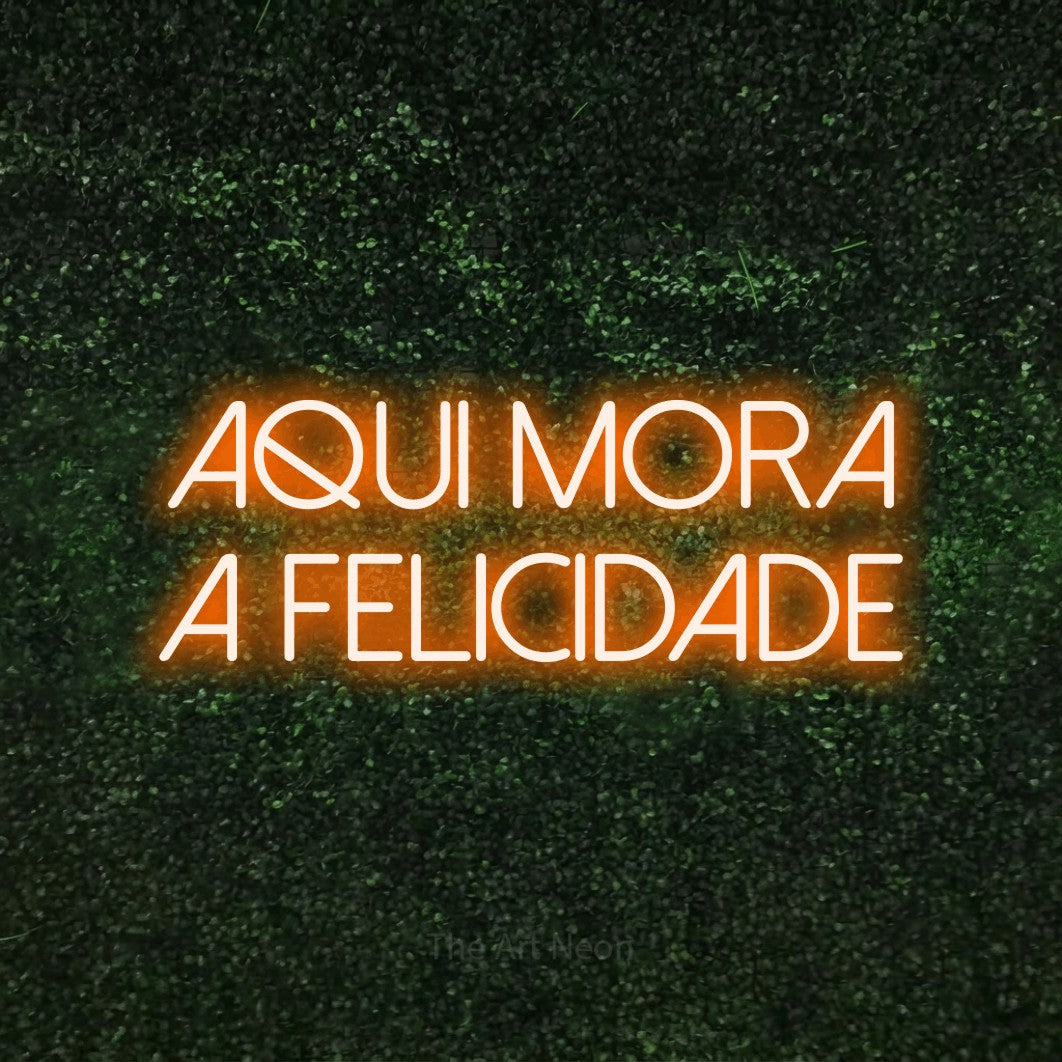 LED neon sign reading “aqui mora a felicidade”, arranged in 2 lines.