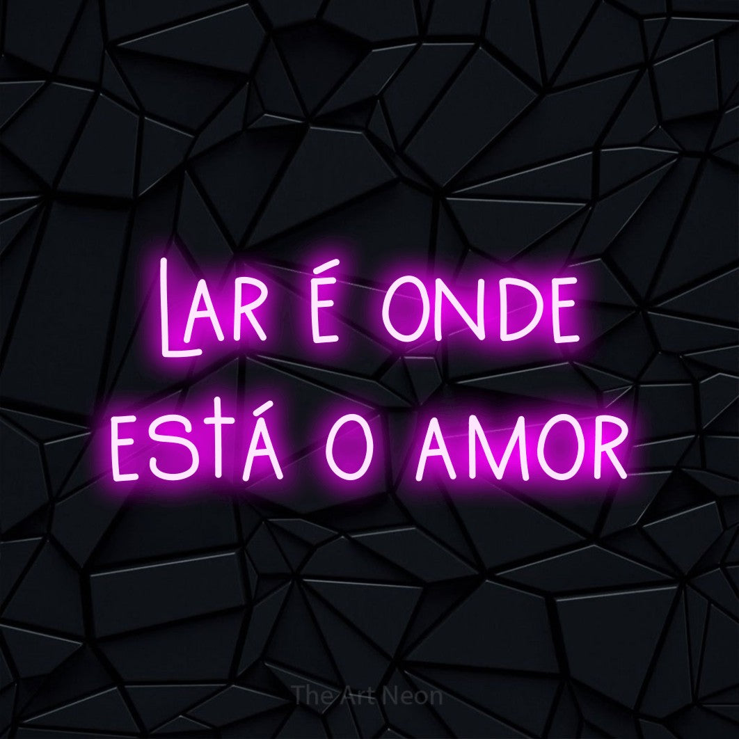 LED neon sign reading “lar é onde está o amor”, arranged in 2 lines.