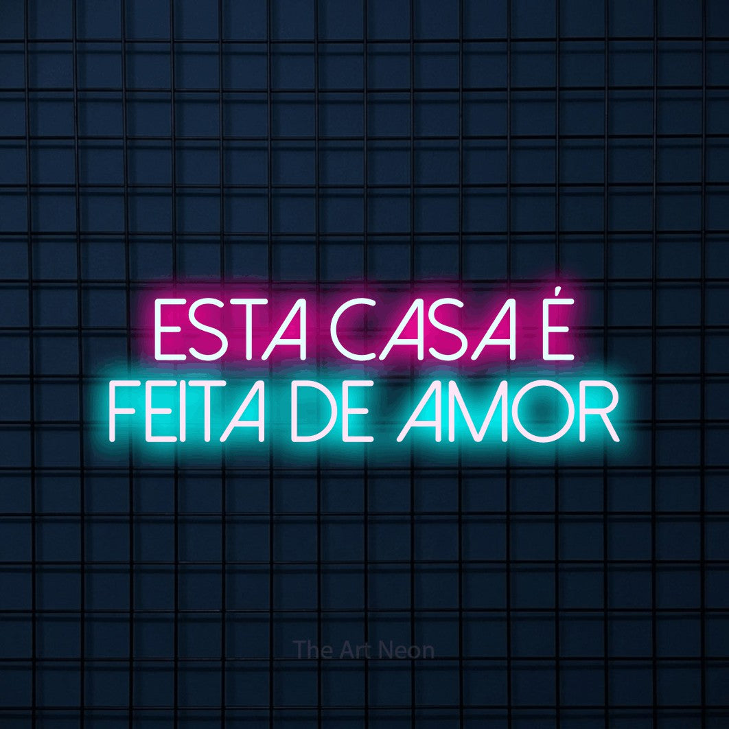 LED neon sign reading “Esta casa é feita de amor”, arranged in 2 lines.