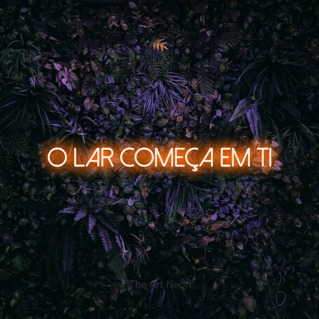 LED neon sign reading “o lar começa em ti”, arranged in a single line.