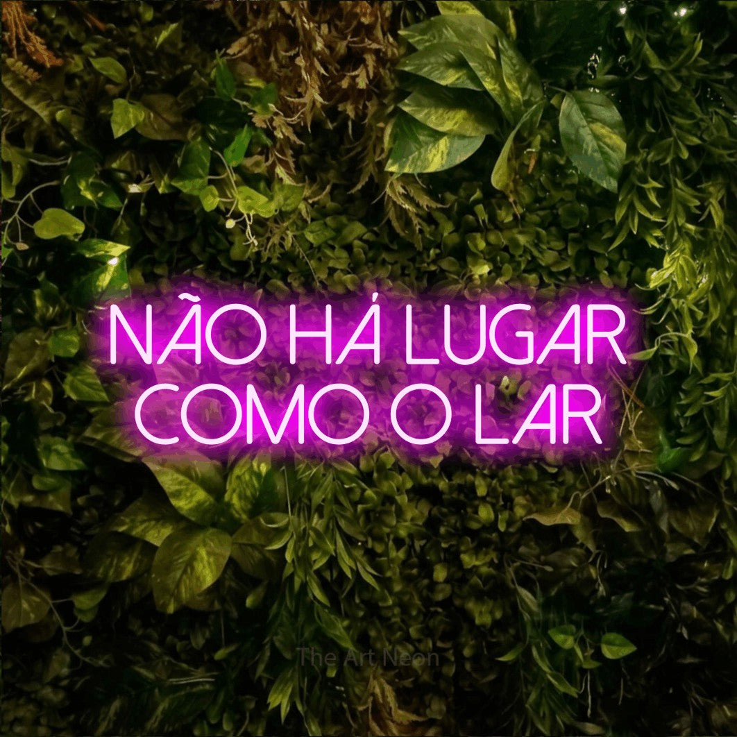 LED neon sign reading “NÃO HÁ LUGAR COMO O LAR”, arranged in 2 lines.