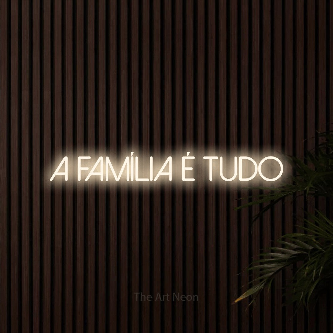 LED neon sign reading “A Família É Tudo”, arranged in a single line.