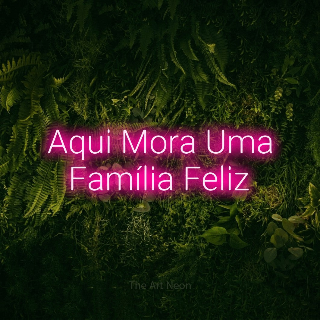 LED neon sign reading “Aqui Mora Uma Família Feliz”, arranged in 2 lines.