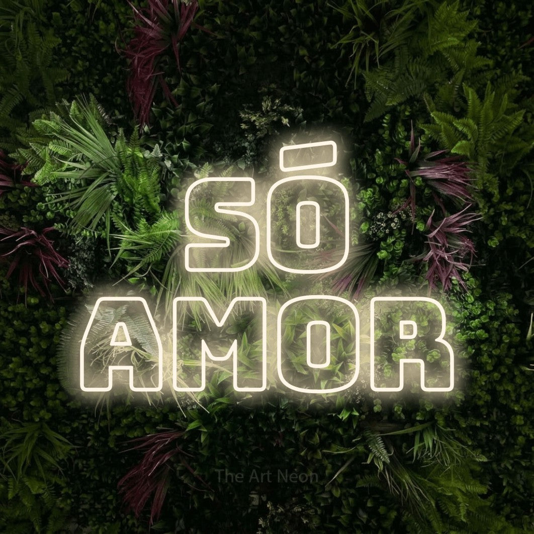LED neon sign reading “Só Amor”, arranged in 2 lines.