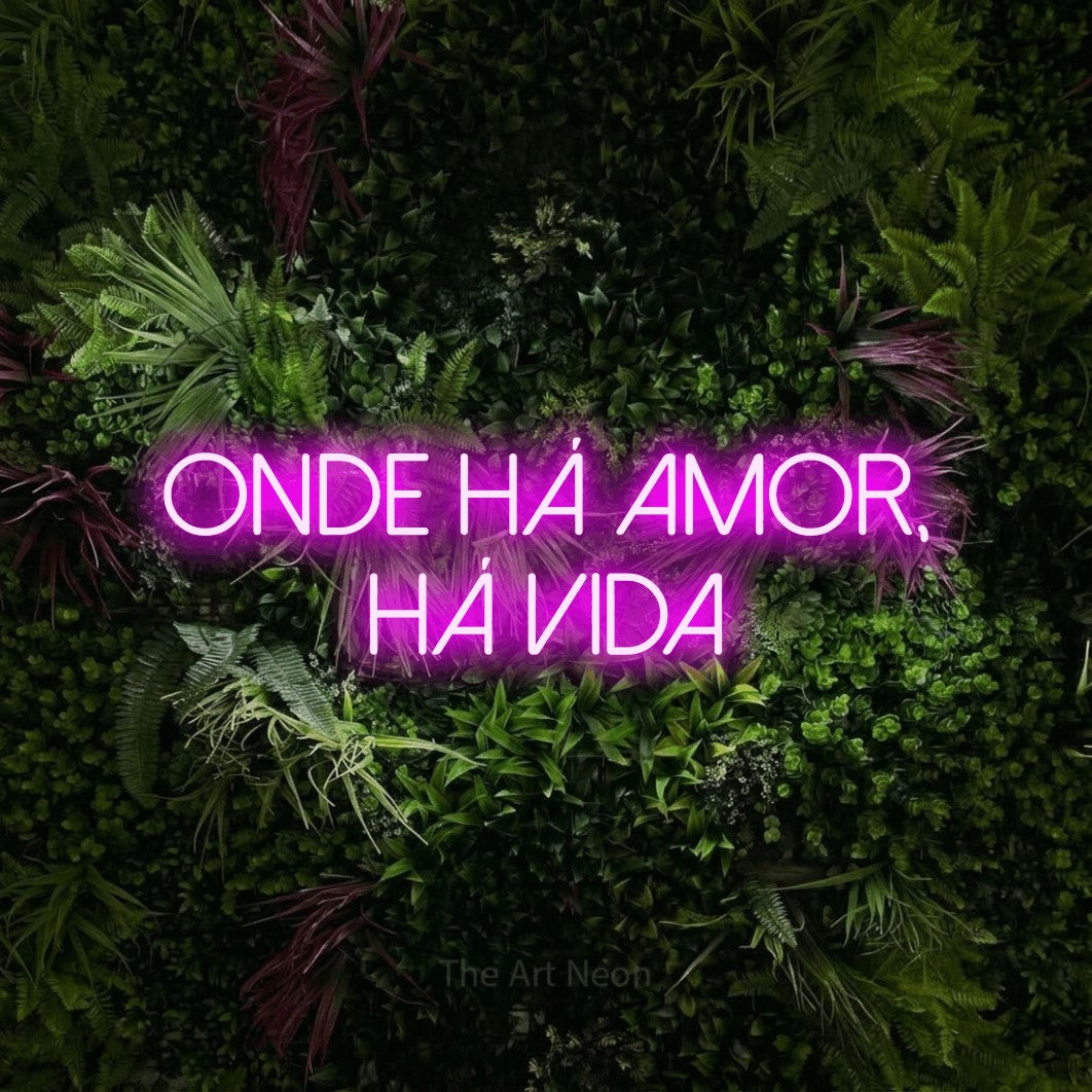 LED neon sign reading “onde há amor, há vida”, arranged in 2 lines.