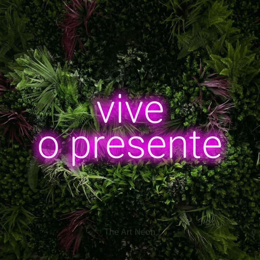 LED neon sign reading “vive o presente”, arranged in 2 lines.