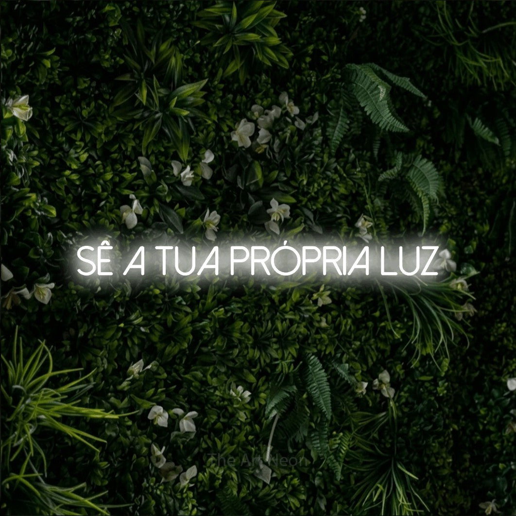LED neon sign reading “SÊ A TUA PRÓPRIA LUZ”, arranged in a single line.
