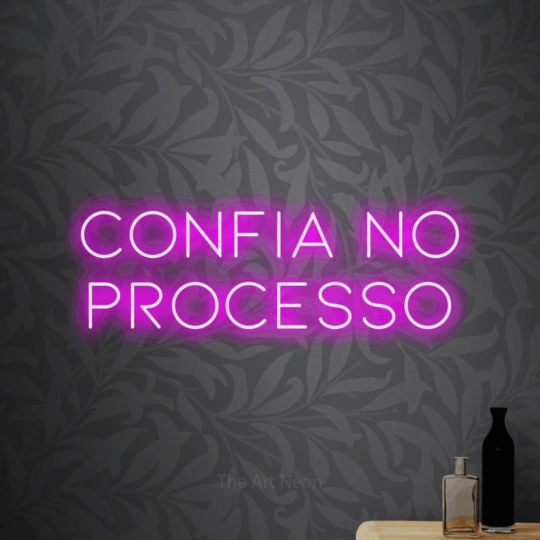 LED neon sign reading “CONFIA NO PROCESSO”, arranged in 2 lines.