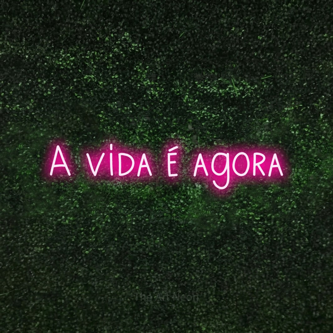 LED neon sign reading “A vida é agora”, arranged in a single line.