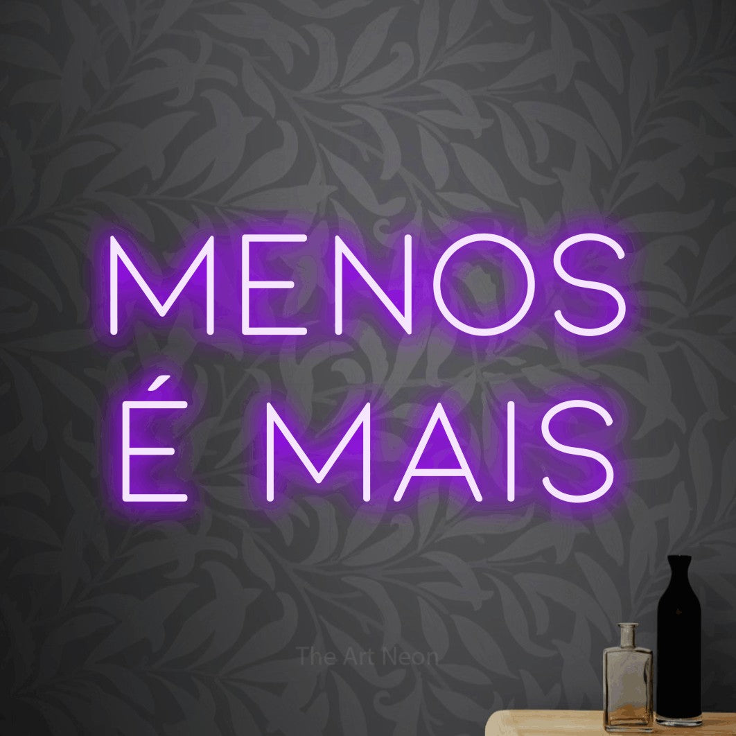 LED neon sign reading “Menos É Mais”, arranged in 2 lines.