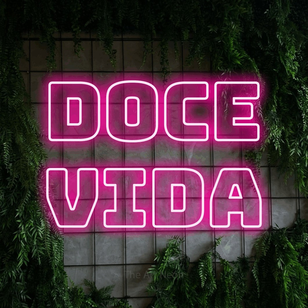 LED neon sign reading “doce vida”, arranged in 2 lines.