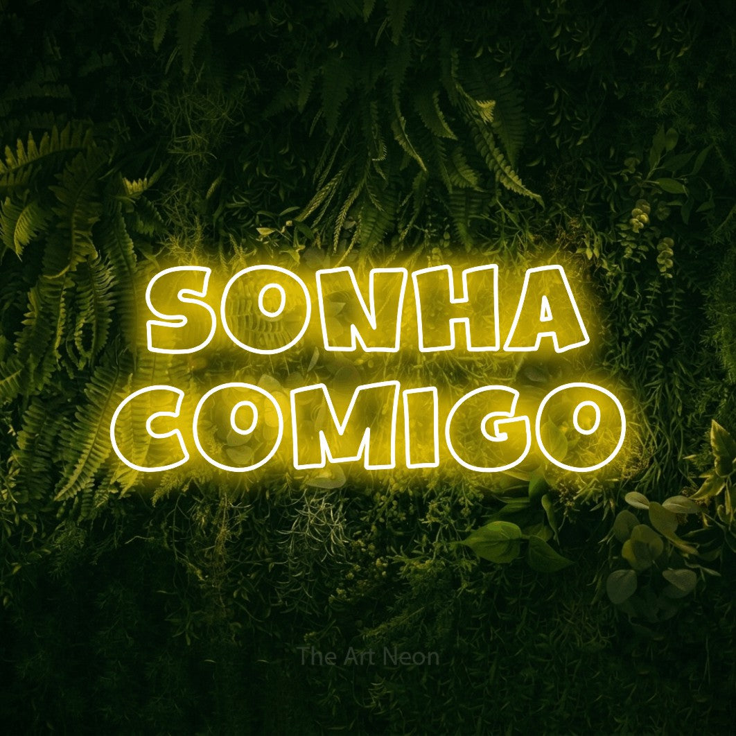 LED neon sign reading “SONHA COMIGO”, arranged in 2 lines.