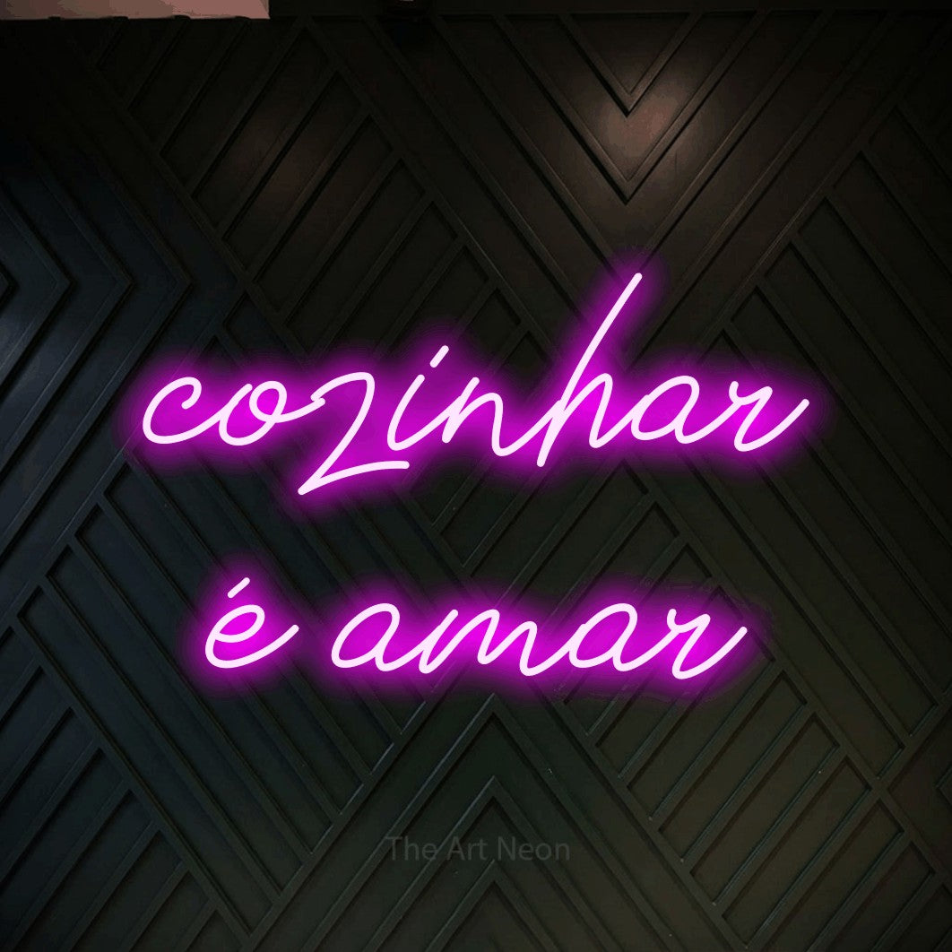 LED neon sign reading “cozinhar é amar”, arranged in 2 lines.