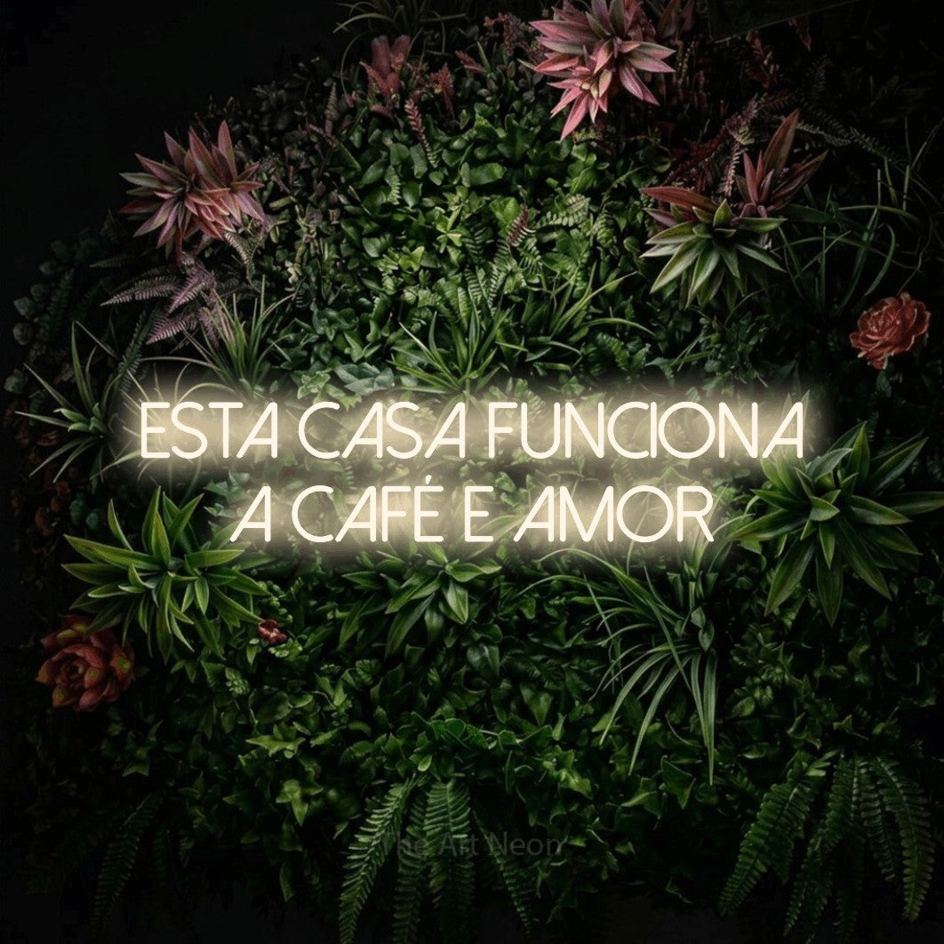 LED neon sign reading “Esta Casa Funciona a Café e Amor”, arranged in 2 lines.