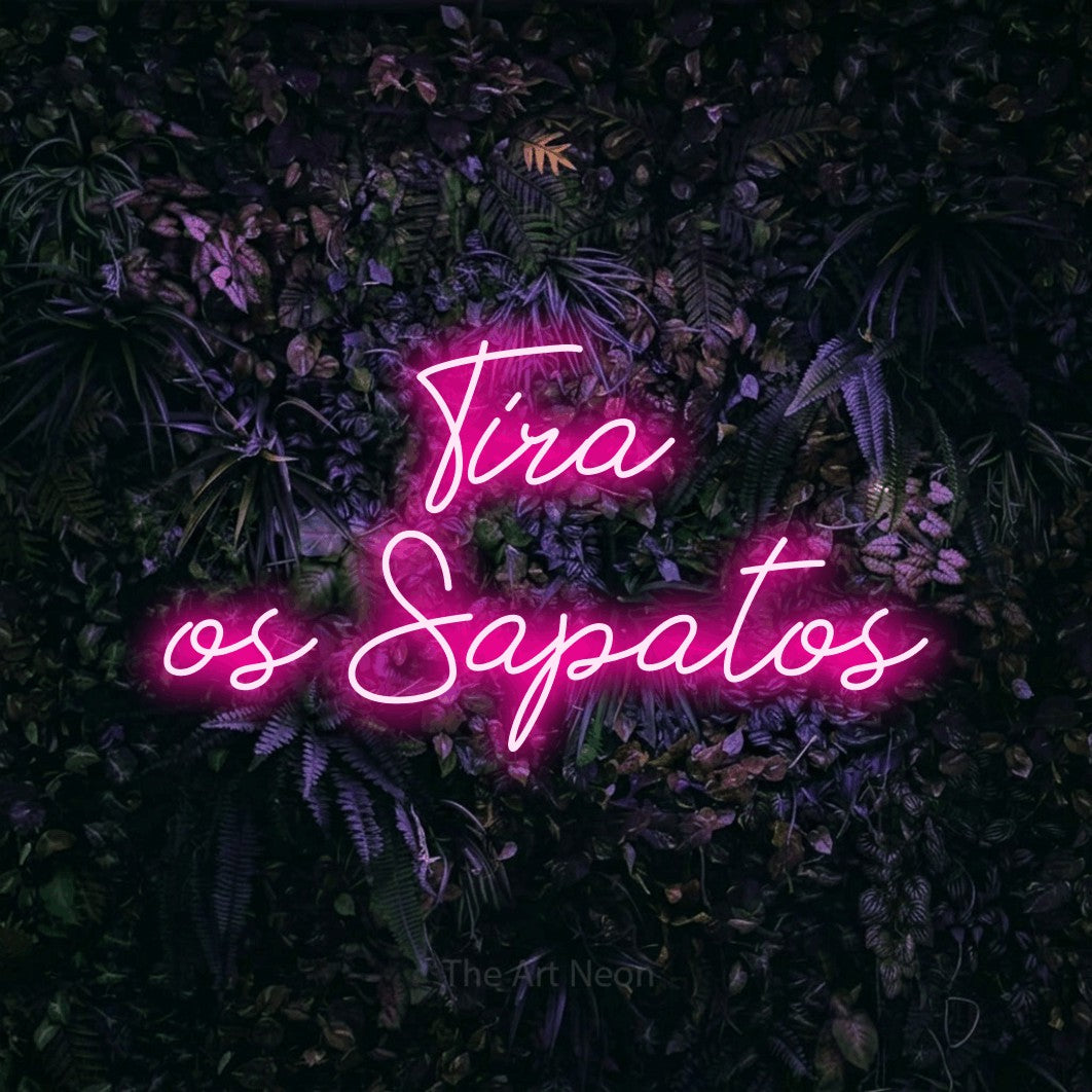 LED neon sign reading “Tira os Sapatos”, arranged in 2 lines.